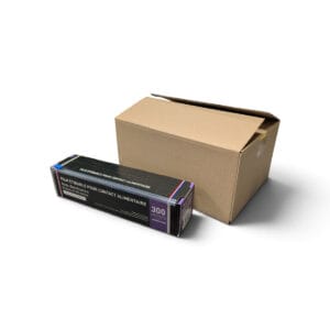 Versandkarton aus Pappe mit einer Rolle schwarzer Stretchfolie vorne, bereit zum Verpacken.