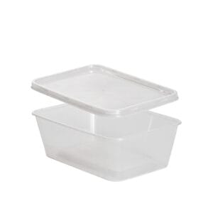 Przezroczysty, prostokątny plastikowy pojemnik do przechowywania żywności z pasującą pokrywką pozostawioną nad nim (pusty).