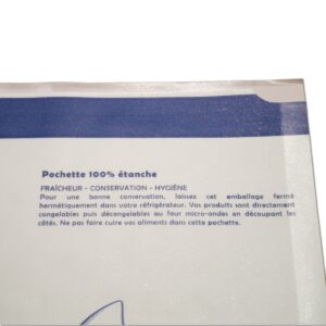Label on a waterproof white pouch with a blue band, reading 'Pochette 100% waterproof' and French instructions about storage.