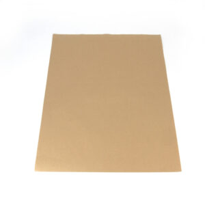 Plochý hnedý kraftový papier na bielom pozadí, bez viditeľného textu alebo označení.