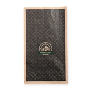 Vintage-Rezeptheft-Umschlag mit beigen Rändern und einem schwarz gemusterten Feld, das kleine Lebensmittelsymbole und ein kreisförmiges Emblem mit der Aufschrift „Rôtisserie“ auf einem grünen Banner zeigt.